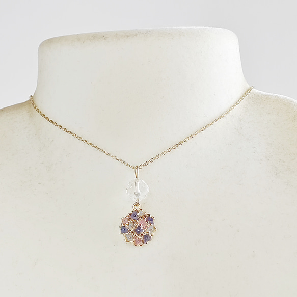 初夏を彩る花 紫陽花とダイヤカット水晶のネックレス（天然石/ゴールドカラー） 2枚目の画像