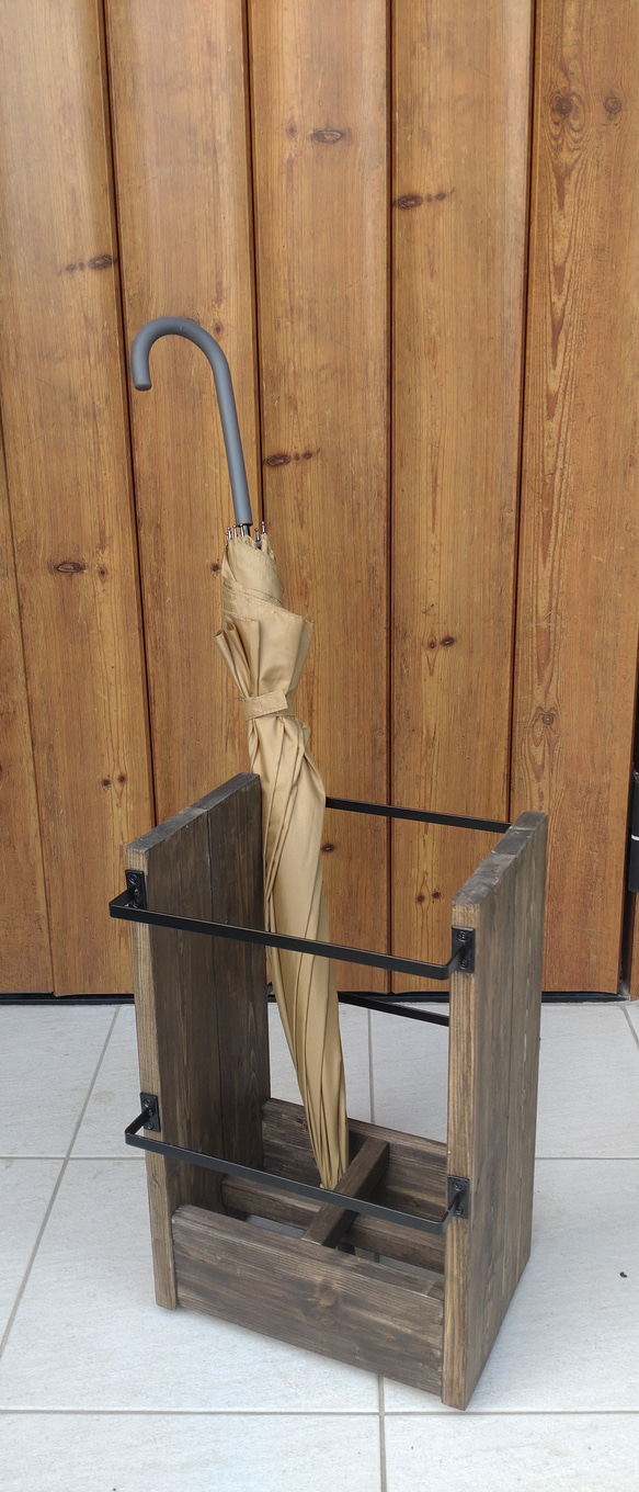 木製とアイアンの傘立て 1枚目の画像