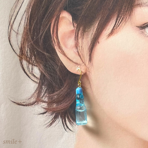 ラメが動く ラムネ瓶 ピアス / イヤリング ピアス（フック