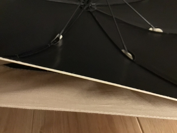 CLASSICO 完全遮光 100% 日傘　麻　リネン　二重張り 黒×ベージュ　バンブーハンドル 5枚目の画像