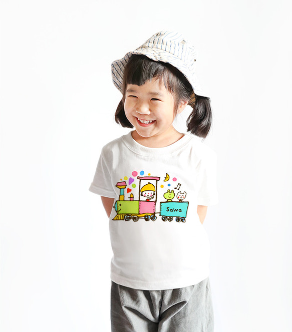 名入れ　名前入り　 キッズTシャツ（カラフル機関車と女の子） 2枚目の画像