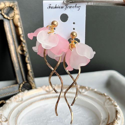 うねり落ちる花びら ハンドメイド ピアス 花 ピンク 上品 揺れる 