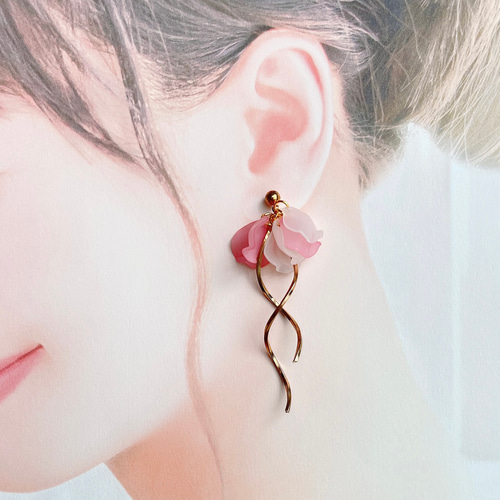 うねり落ちる花びら ハンドメイド ピアス 花 ピンク 上品 揺れる 