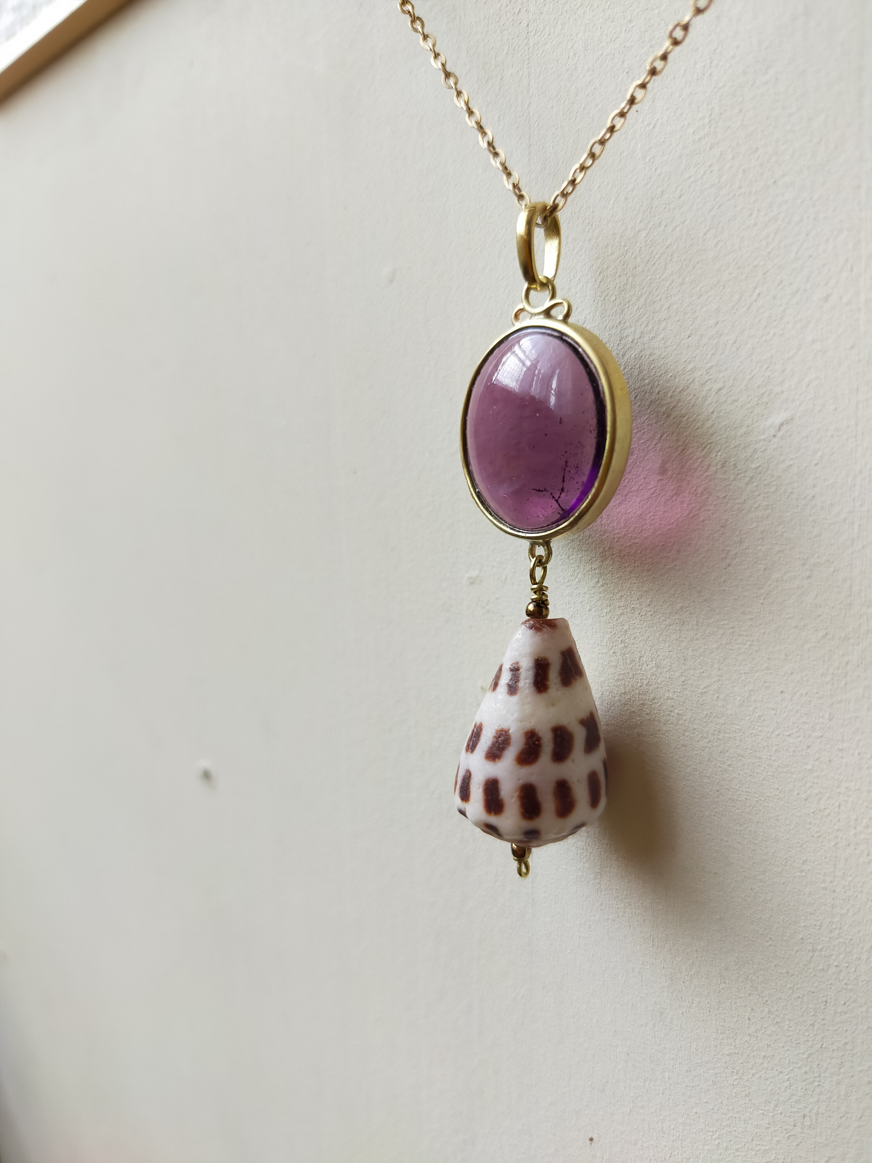 パープルのヴィンテージガラスと貝のペンダントトップ