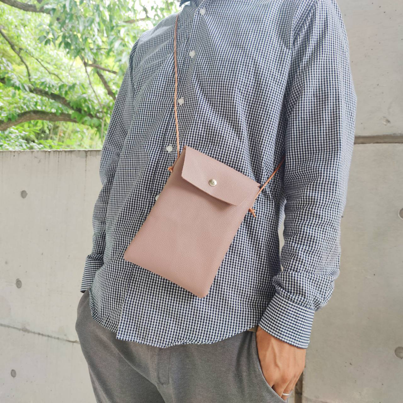 淡いラベンダーパステルカラー　ベージュピンクのレザーサコッシュ　スマホや財布を入れて出かけよう