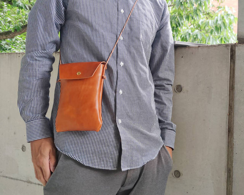 【美品】TOD'S サコッシュ シボ革 ブラウン キャメル シルバー金具 キャメルブラウンの本革レザーサコッシュ - 男女兼用でどんな