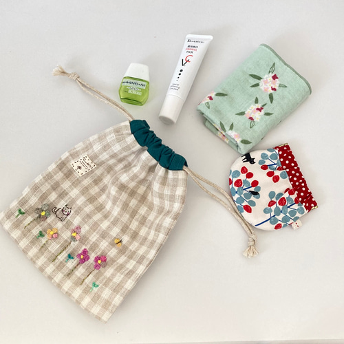 巾着袋 ねこ 花 刺繍 ほっこり ダーニング 可愛い 小物 リネン 小物