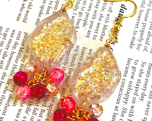 Sparkle-ピンクのホログラム-【ハンドメイド レジンアクセサリー イヤリング ピアス 金属アレルギー対応】 ピアス（フック・チェーン） K.accessory  通販｜Creema(クリーマ) 16104656