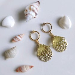 珊瑚、貝殻(シャンパンクォーツカーピング)天然石、 18kgpフープイヤリング/ピアス 5枚目の画像