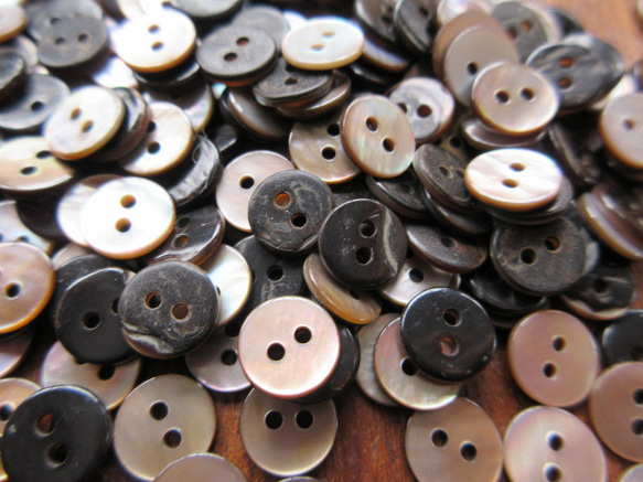 茶蝶貝のボタン　9mm　ナチャラルタイプ（2H）　20個 8枚目の画像