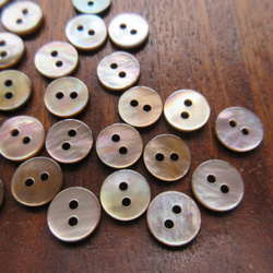 茶蝶貝のボタン　9mm　ナチャラルタイプ（2H）　20個 3枚目の画像
