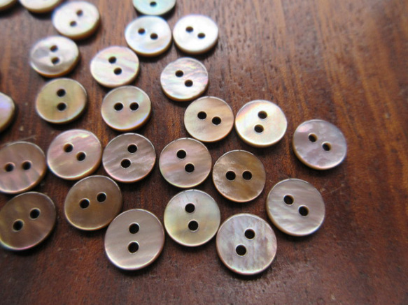 茶蝶貝のボタン　9mm　ナチャラルタイプ（2H）　20個 3枚目の画像