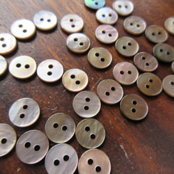 茶蝶貝のボタン　9mm　ナチャラルタイプ（2H）　20個 2枚目の画像