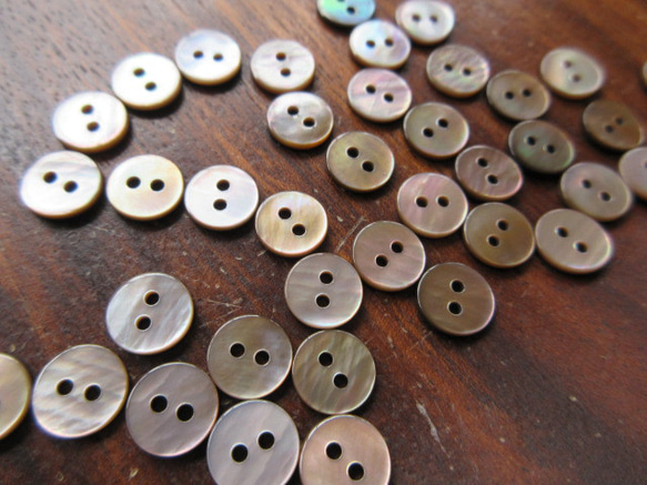 茶蝶貝のボタン　9mm　ナチャラルタイプ（2H）　20個 2枚目の画像