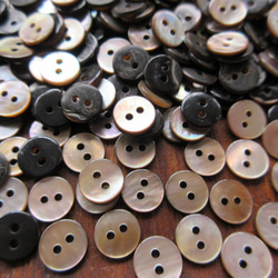 茶蝶貝のボタン　9mm　ナチャラルタイプ（2H）　20個 7枚目の画像