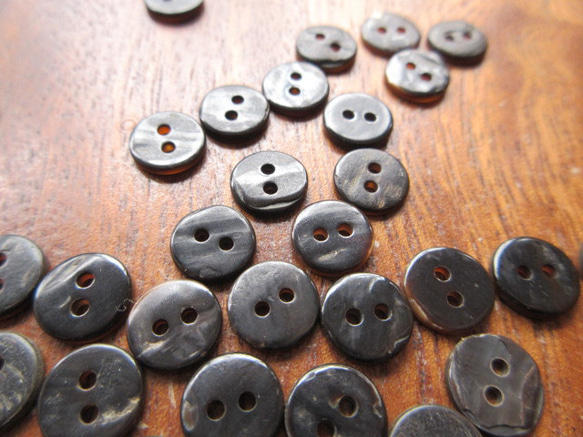 茶蝶貝のボタン　9mm　ナチャラルタイプ（2H）　20個 5枚目の画像