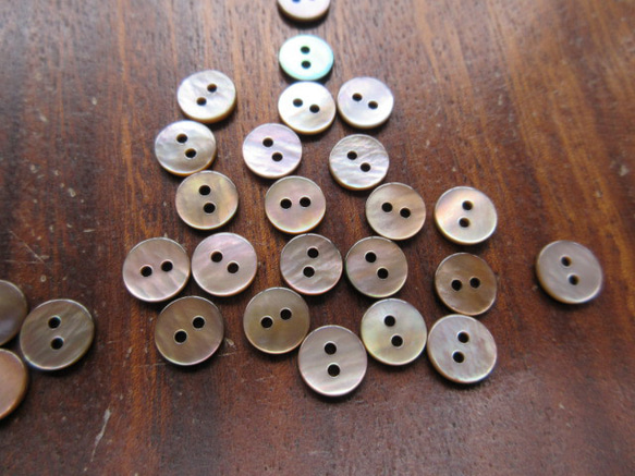 茶蝶貝のボタン　9mm　ナチャラルタイプ（2H）　20個 1枚目の画像