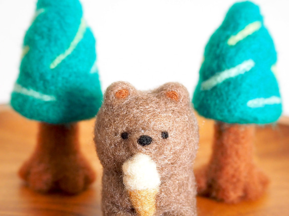 木彫りの熊〜ソフトクリームもぐもぐver.〜 3枚目の画像