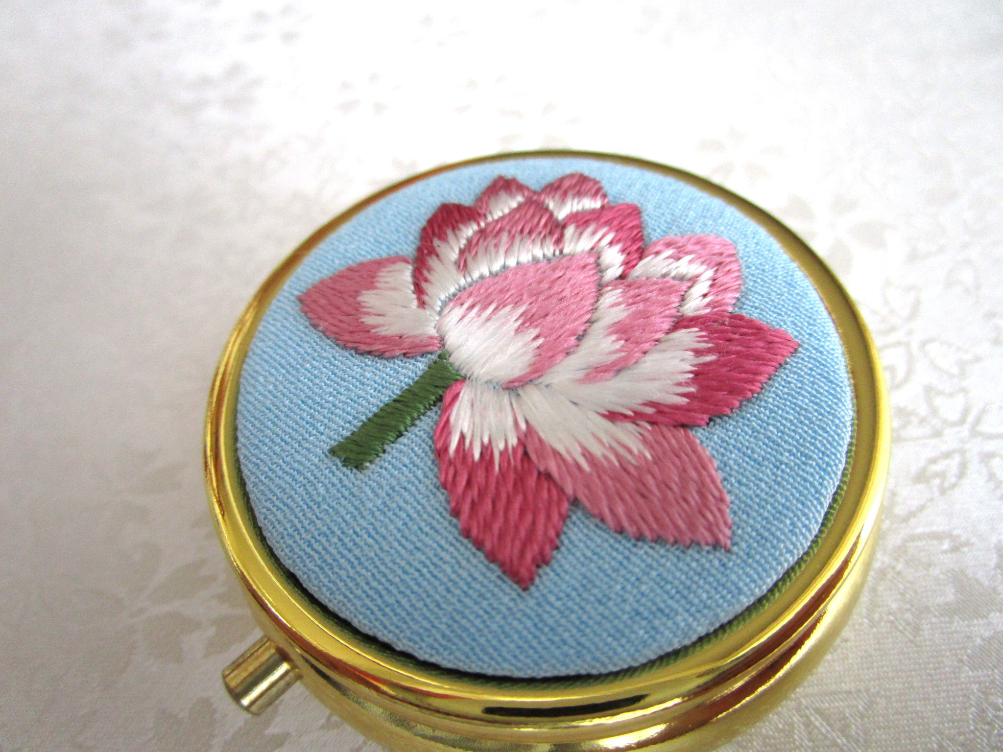 日本刺繍 赤椿 絹のピルケース アクセサリーケース（ミラー付き