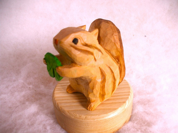 ♪四つ葉のクローバーを持ったシマリスの木彫り置物♪ その他置物