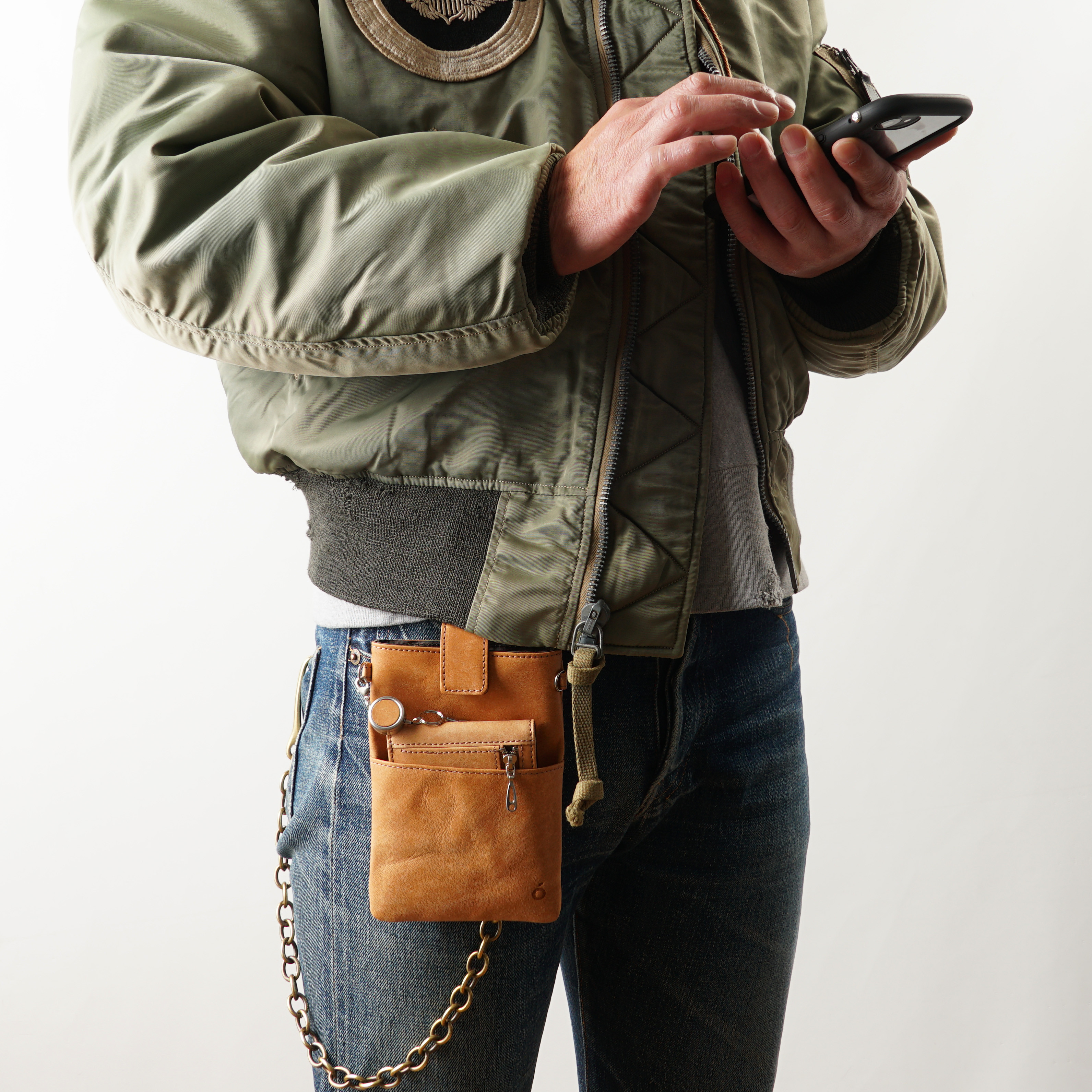 ベルトに通してぶら下げるスマホポーチ＆コンパクトな2つ折財布　タンニン鞣しオイルレザー　MJ6170 アンバーキャメル