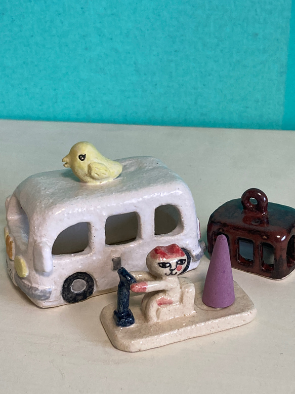 陶器雑貨　ねこ運転手の車型お香立て　ハイエース型　鳥かご乗せタイプ 2枚目の画像