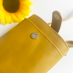 【最後一點！ ] 芥末黃色智慧型手機小袋（義大利皮革製成），附可調式肩帶 第6張的照片