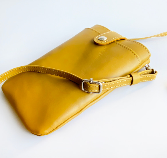 【最後一點！ ] 芥末黃色智慧型手機小袋（義大利皮革製成），附可調式肩帶 第4張的照片