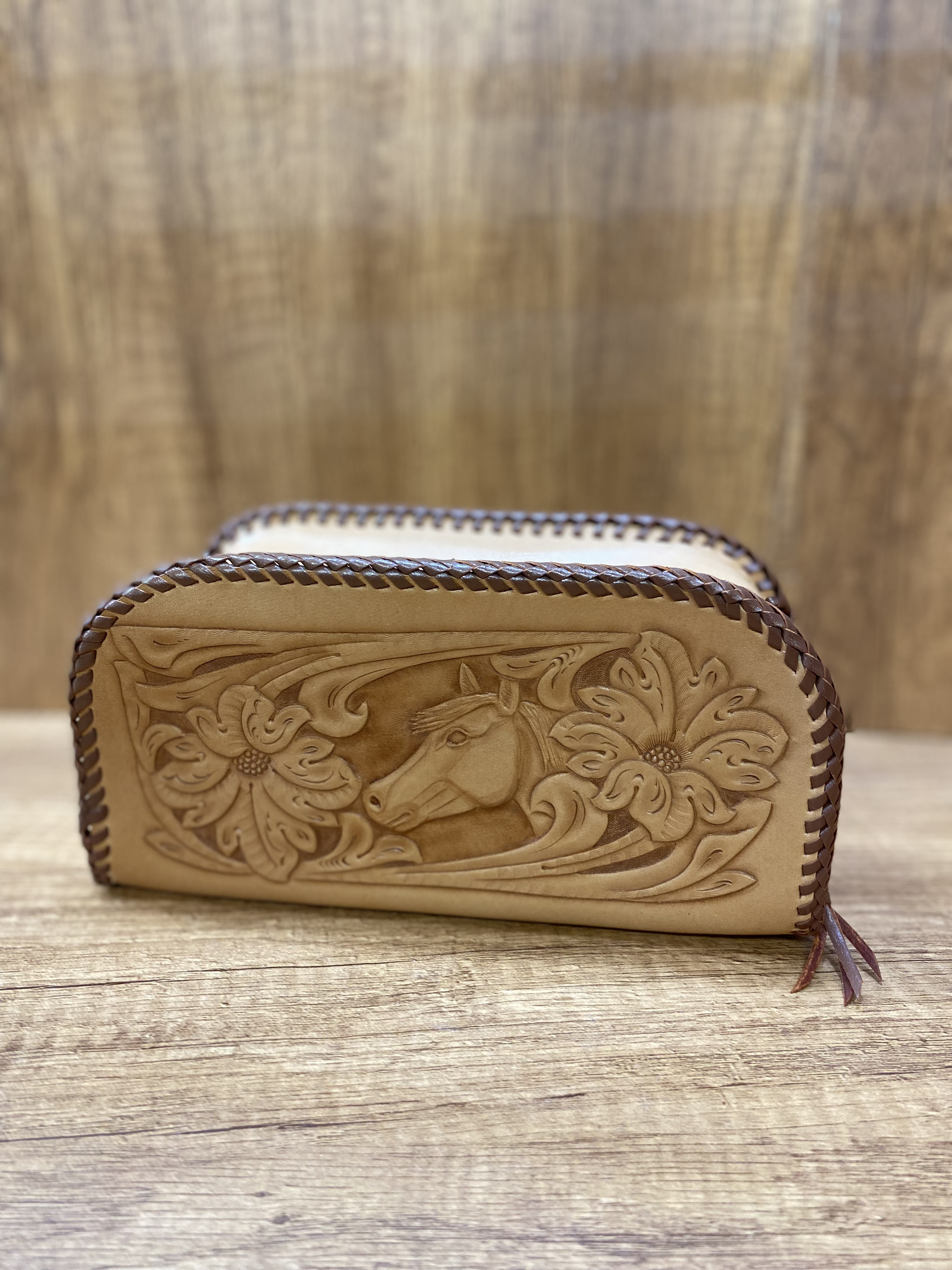 クラシカルタイプ　カービング入り化粧ポーチ