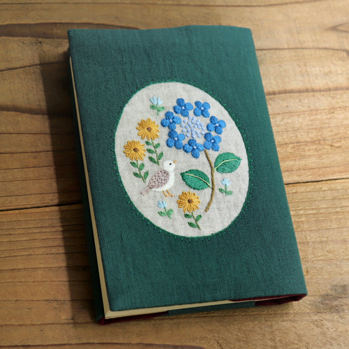 手刺繍のブックカバー『夏の日』【受注制作】 ブックカバー スミレソラ