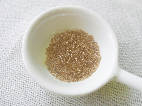 カットビーズ　ライトベージュゴールド×クリア 4枚目の画像