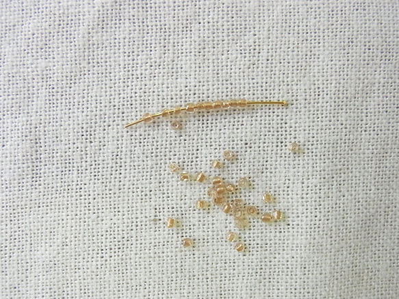 カットビーズ　ライトベージュゴールド×クリア 2枚目の画像