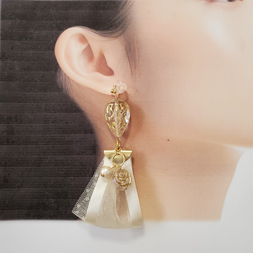 オフホワイトのサテン&オーガンジーリボンのタッセルイヤリング/ピアス