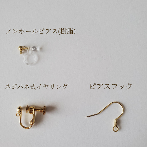 オフホワイトのサテン&オーガンジーリボンのタッセルイヤリング/ピアス