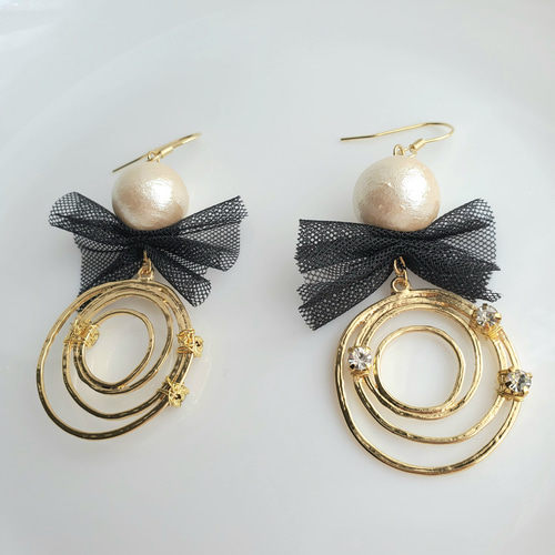 コットンパールとチュールリボンのぐるぐるピアス/イヤリング ピアス