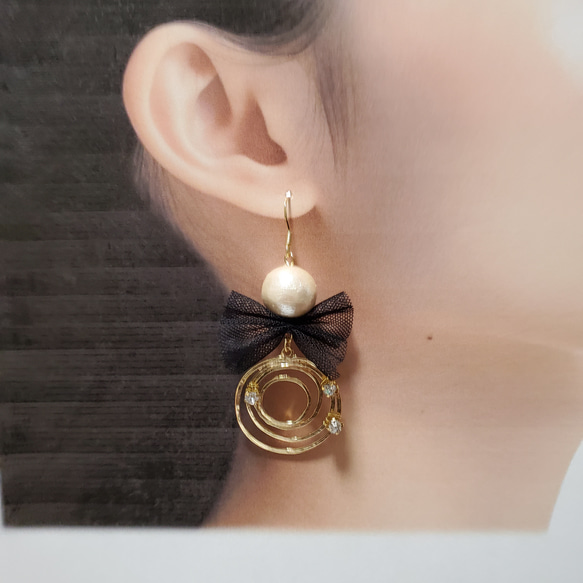 コットンパールとチュールリボンのぐるぐるピアス/イヤリング ピアス