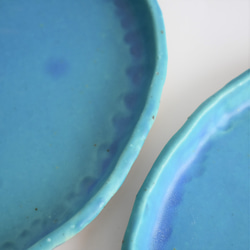 縁がなみなみした丸いプレート大皿(マット/水色/青/トルコブルー/白御影土) 10枚目の画像