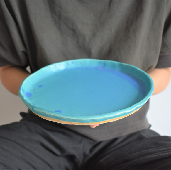 縁がなみなみした丸いプレート大皿(マット/水色/青/トルコブルー/白御影土) 6枚目の画像