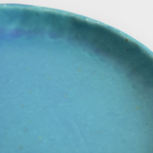 縁がなみなみした丸いプレート大皿(マット/水色/青/トルコブルー/白御影土) 9枚目の画像