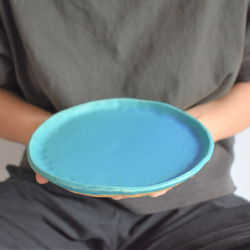 縁がなみなみした丸いプレート中皿(マット/水色/青/トルコブルー/白御影土) 6枚目の画像