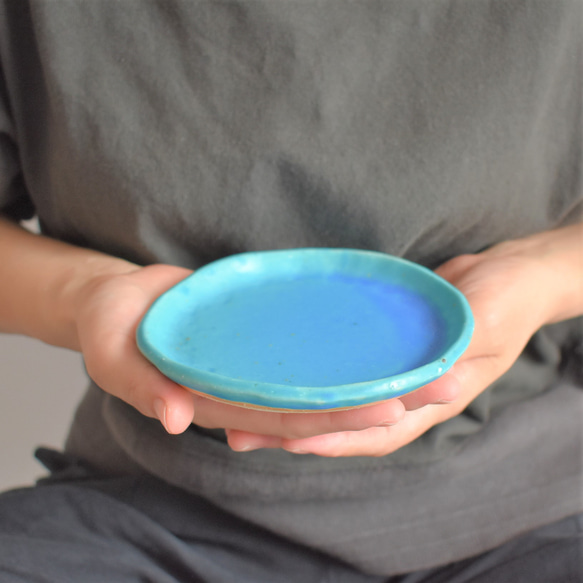 縁がなみなみした丸いプレート小皿(マット/水色/青/トルコブルー/白御影土) 6枚目の画像