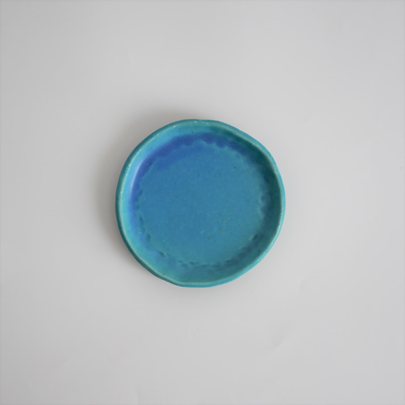 縁がなみなみした丸いプレート小皿(マット/水色/青/トルコブルー/白御影土) 1枚目の画像