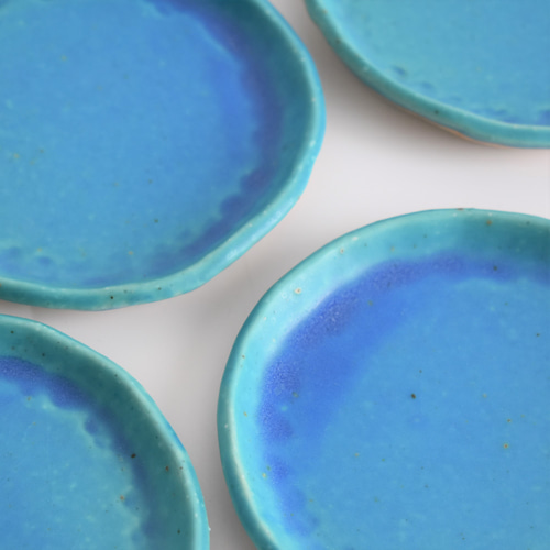 縁がなみなみした丸いプレート小皿(マット/水色/青/トルコブルー/白  