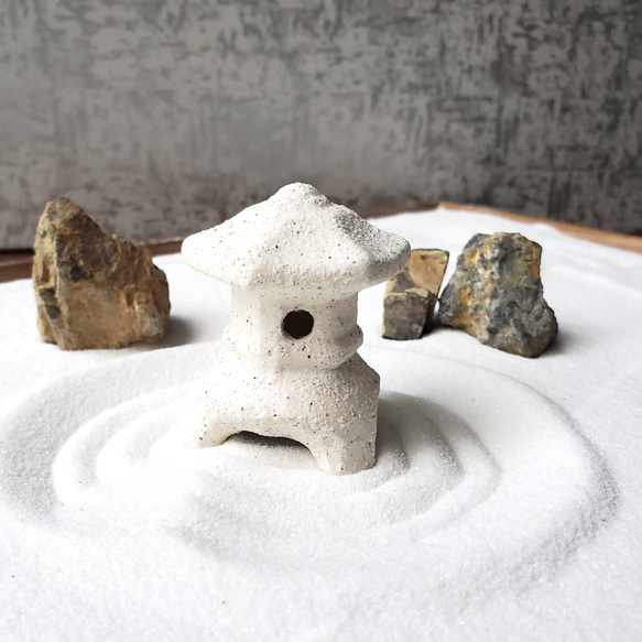 とうろう（トウロウ）三つ足（白）4．5cm】 燈籠 灯籠 蟷螂 燈篭 