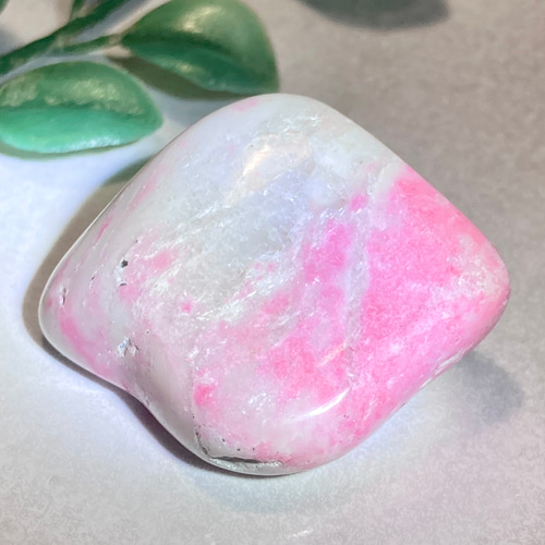 白地に淡いピンクの様な色合い綺麗なJADEITE本翡翠 原石1面磨き517