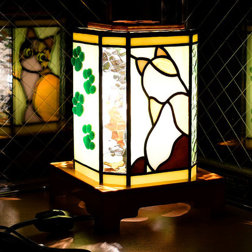 ステンドグラス・三毛猫のランプ 675 スタンドライト・テーブルランプ