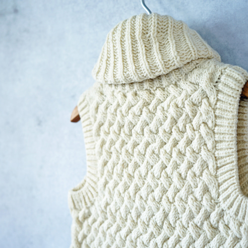 完売】ウール・バスケット編み・へちま衿ベスト（N-370080-ホワイト