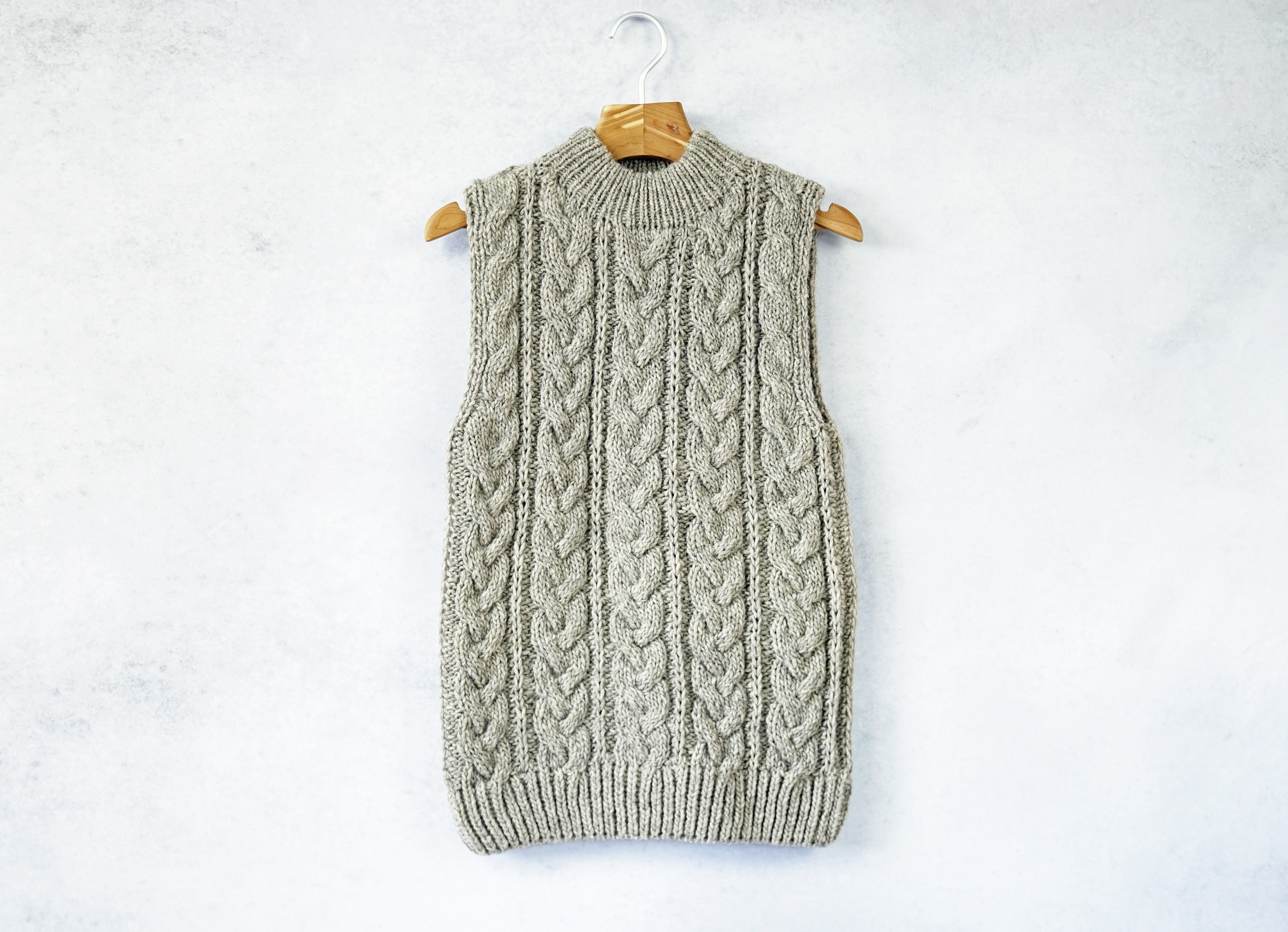 ★SALE★ラスト1点【即納可】ウール・ケーブル編みベスト（NP-3704-グレー）・ペルーニット