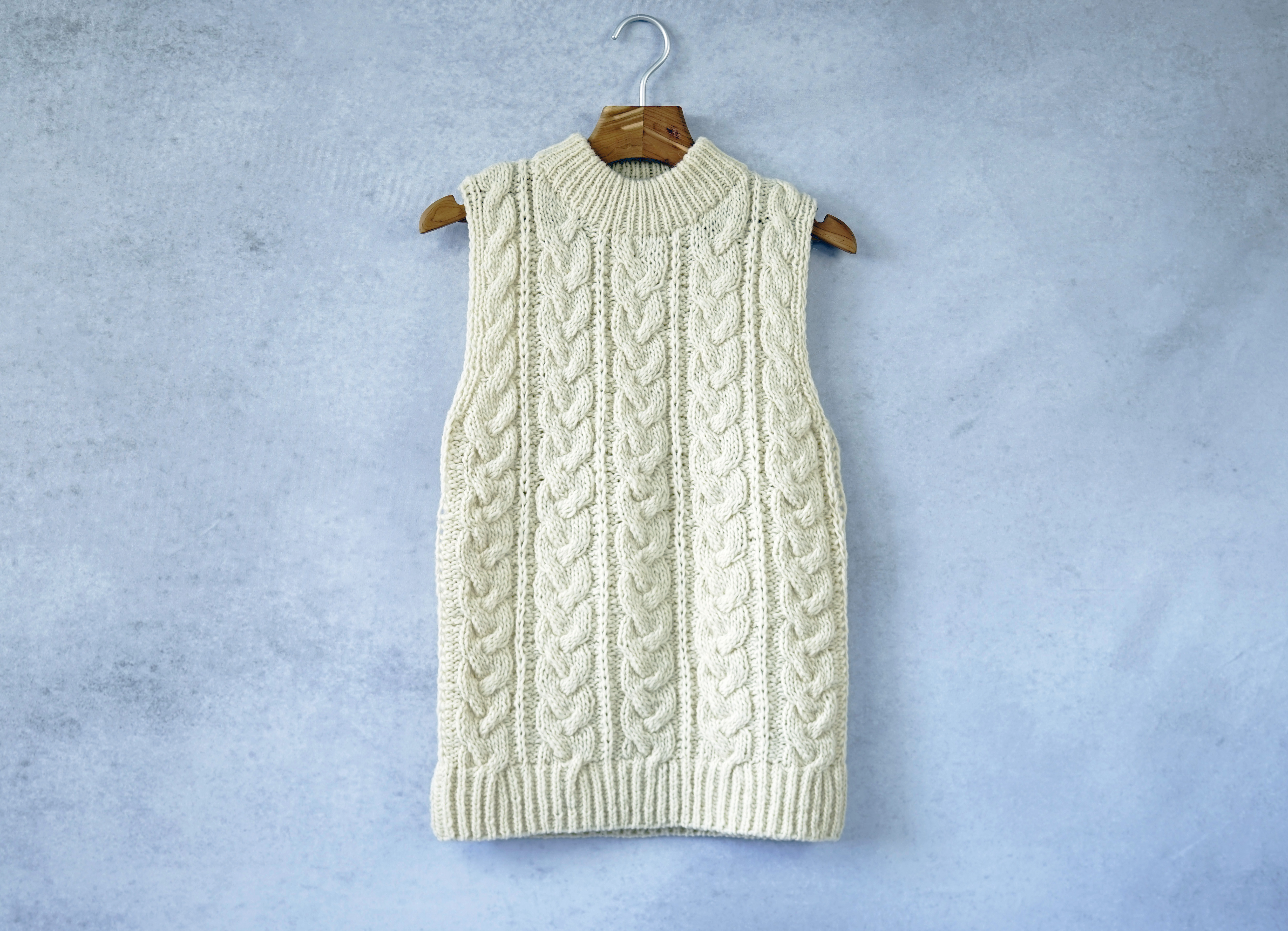 ★SALE【即納可】ウール・ケーブル編みベスト（NP-3704-ホワイト）・ペルーニット