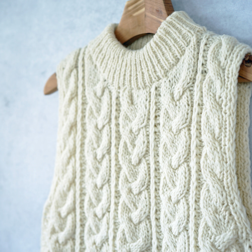 即納可】ウール・ケーブル編みベスト（NP-3704-ホワイト）・ペルー